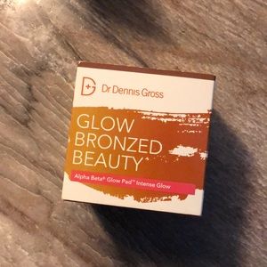 Dr. Dennis Gross Peel Pads/ tan towels